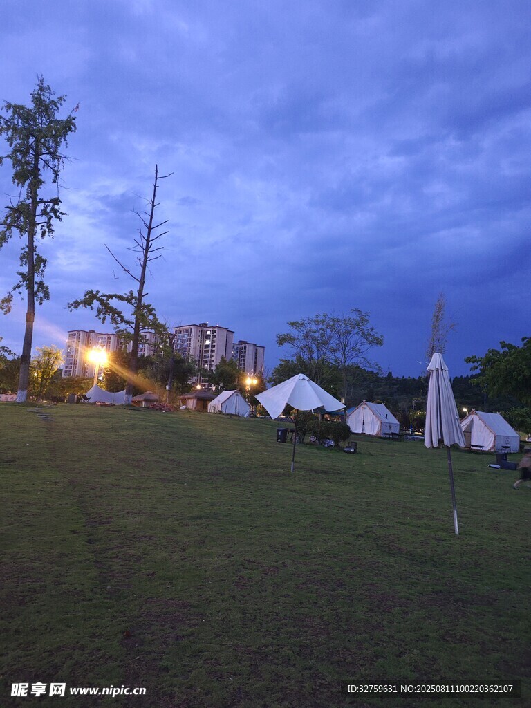 夜幕下的戶外露營(yíng)場(chǎng)景