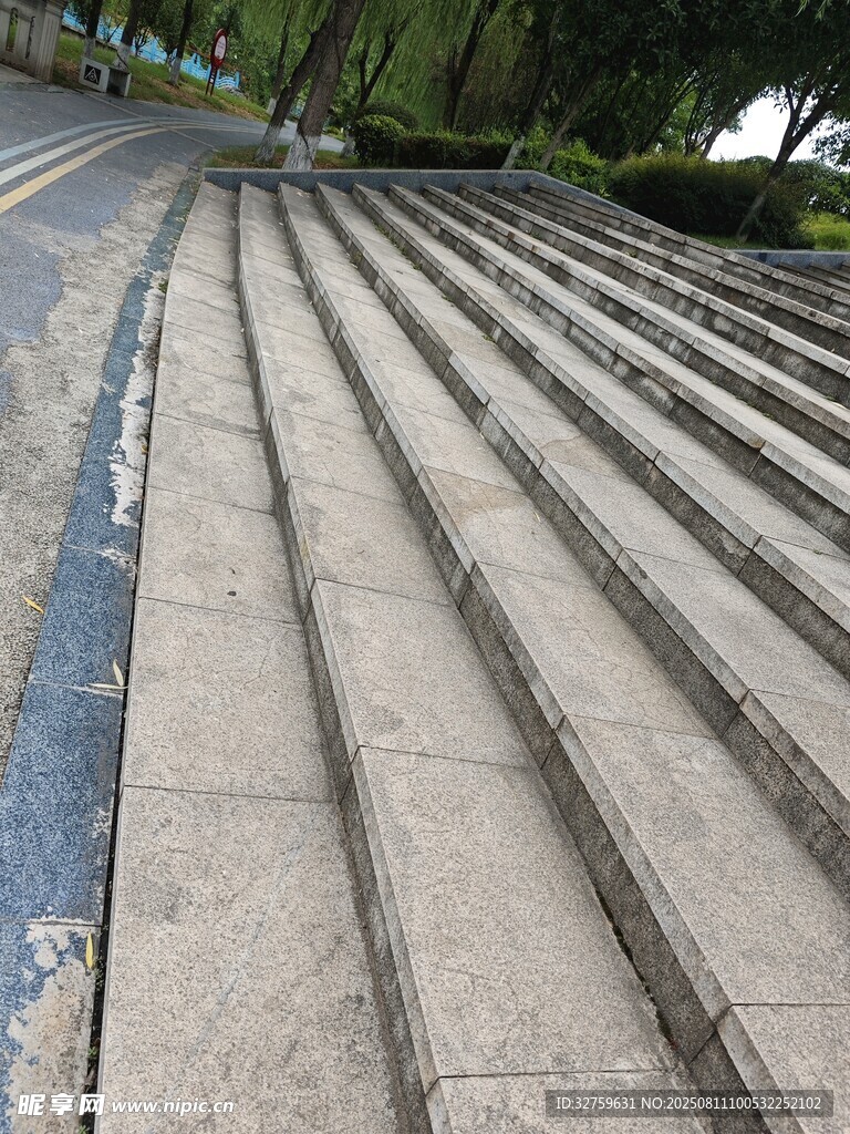 戶外石質(zhì)階梯景觀