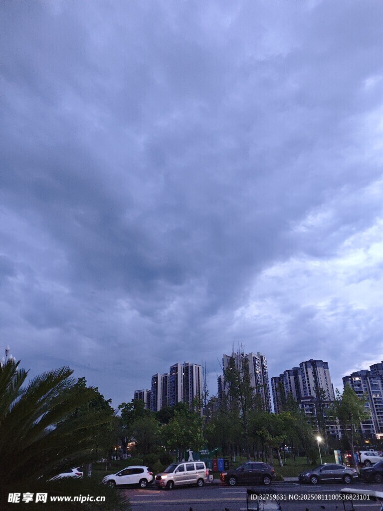 烏云籠罩下的城市景觀