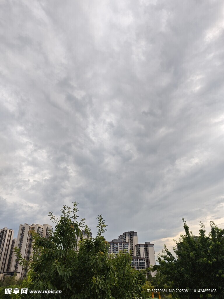陰天城市上空的云層景觀
