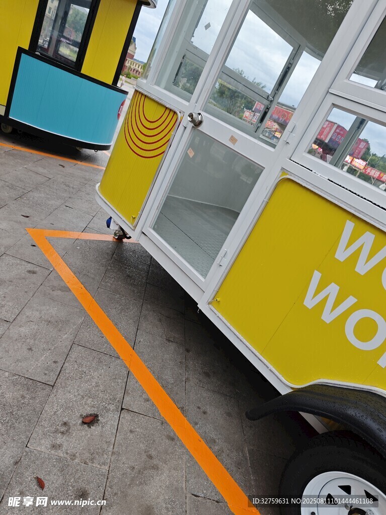 黃色餐車停靠在戶外區(qū)域