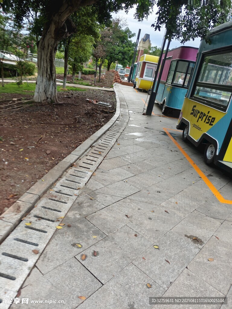 路邊停靠的多彩公交車