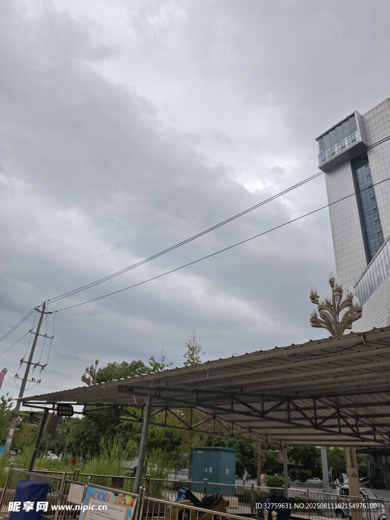 郊外簡易建筑與高聳設(shè)施