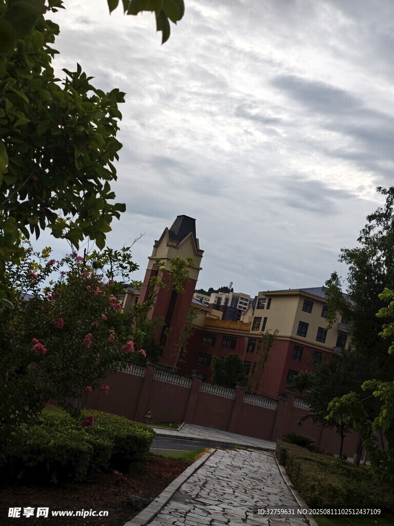 校園小徑旁的多彩建筑