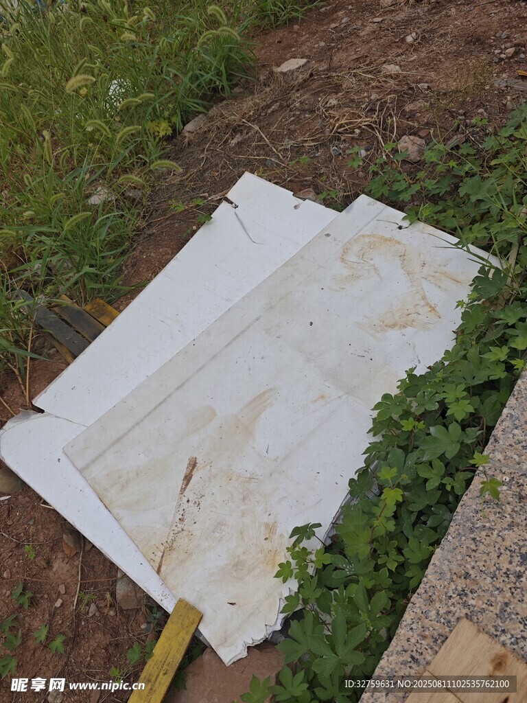 破損白色板材置于戶外