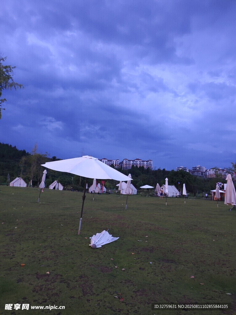 草原露營(yíng)場(chǎng)景