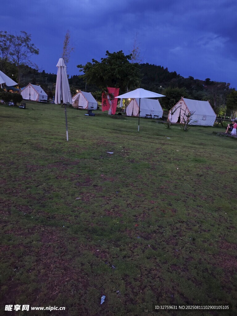 夜幕下的戶外露營場景