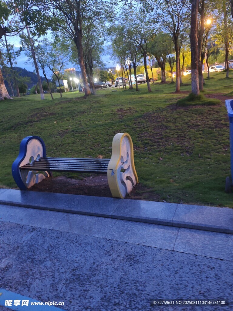 公園長椅上的悠閑時刻