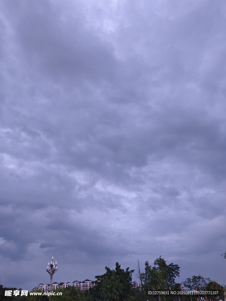 烏云密布的天空景象