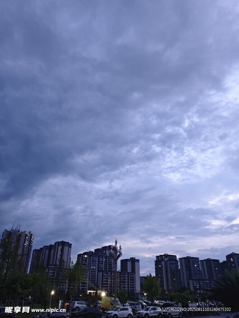 烏云籠罩下的城市天際線