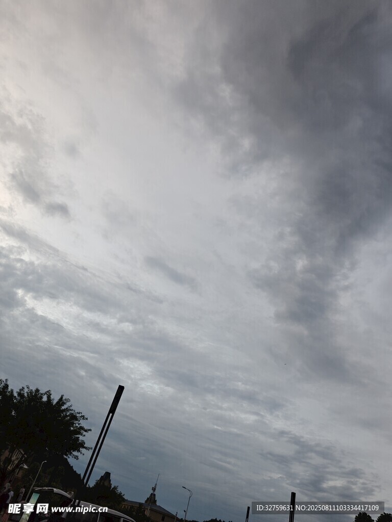 陰天景象下的天空與建筑