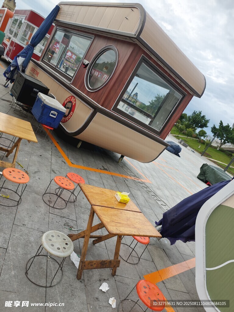 戶外露營場景中的休閑桌椅