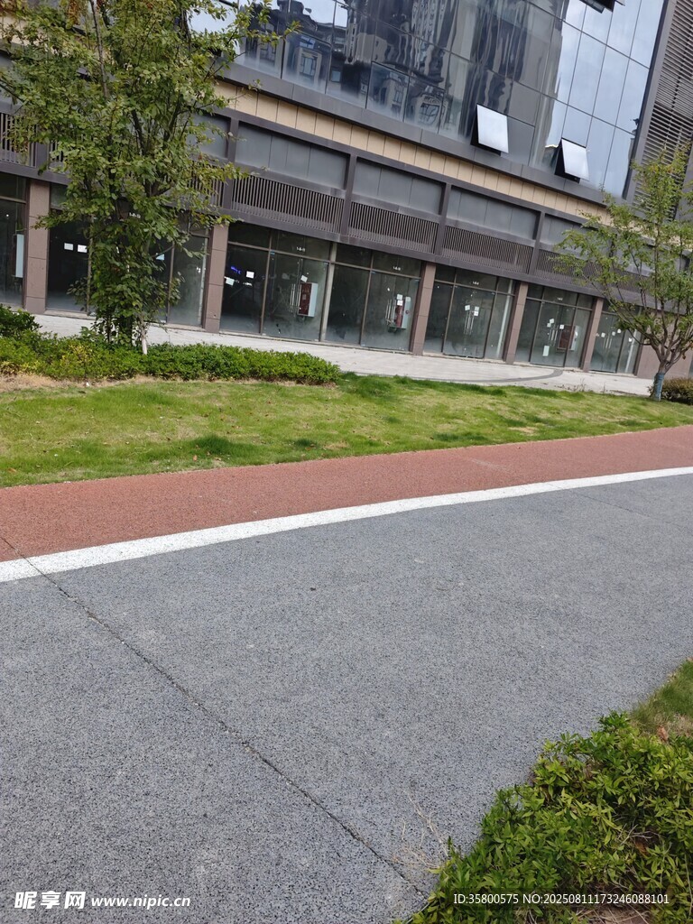 城市中整潔的道路景觀