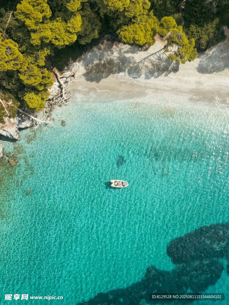 碧海沙灘上的小船美景
