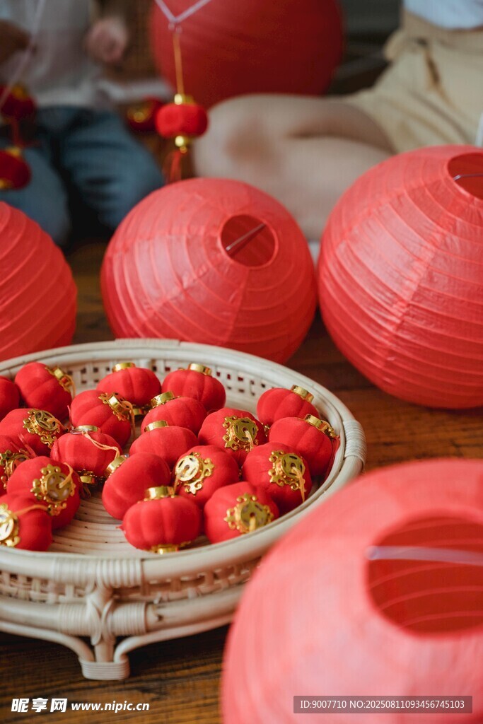 紅燈籠旁的小紅燈籠