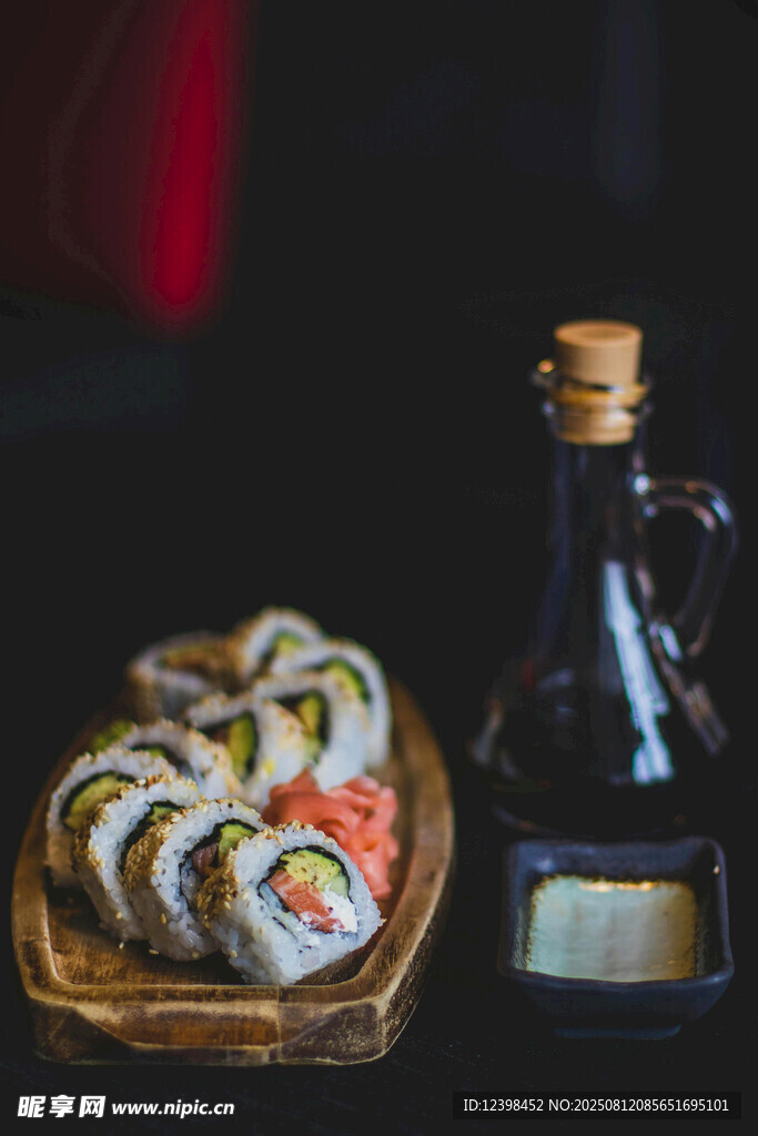 美味壽司搭配特色醬油