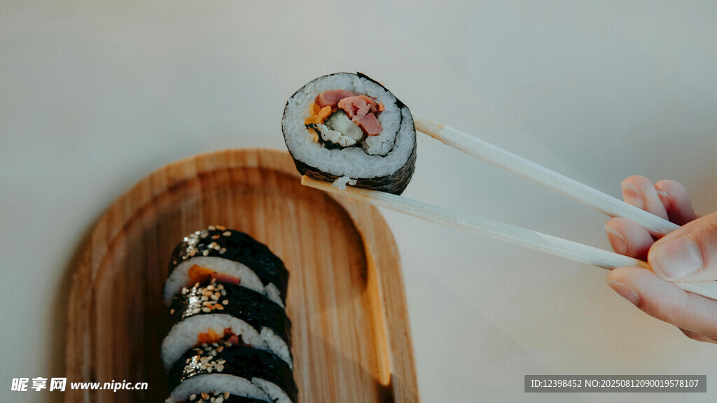 手拿筷子夾美味壽司