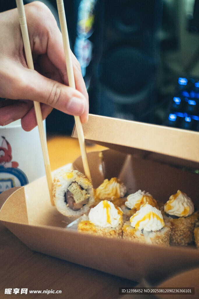 手拿筷子夾美味壽司