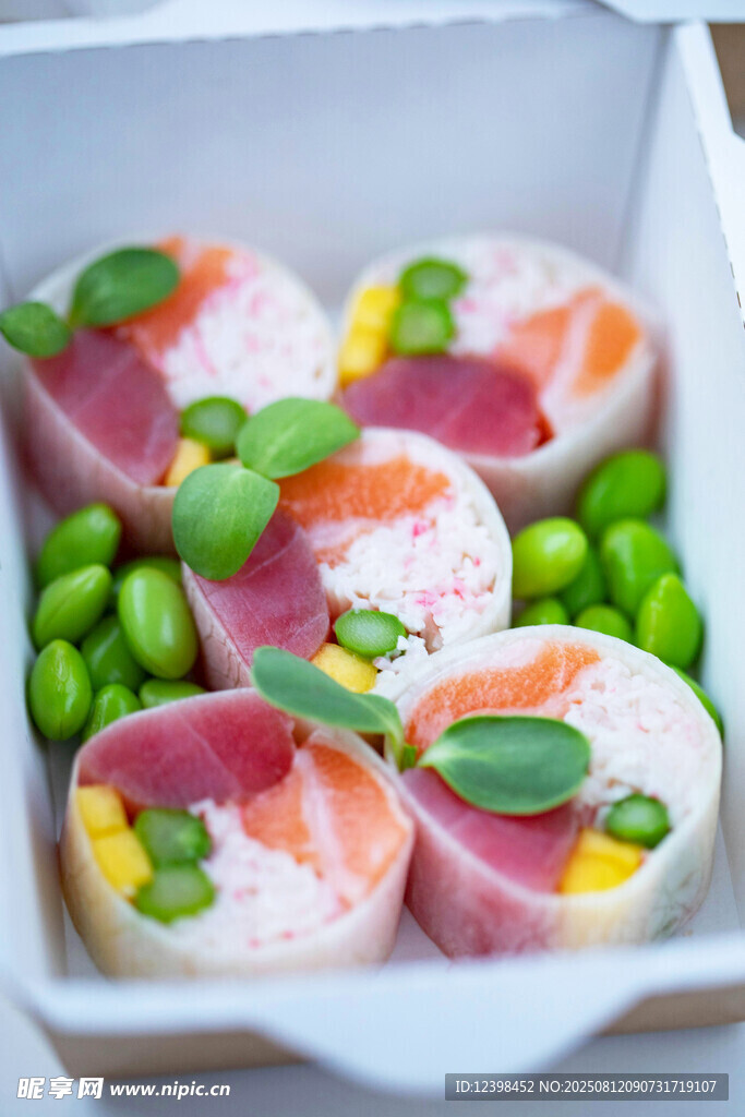 火腿包裹蔬菜的美味拼盤