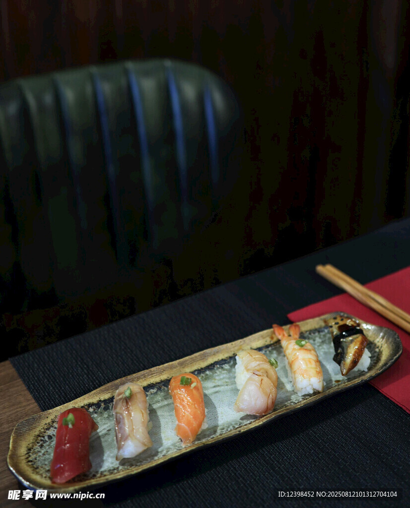 精致壽司船擺放在桌上