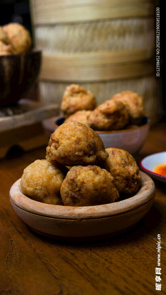 美味炸丸子擺于木碗中