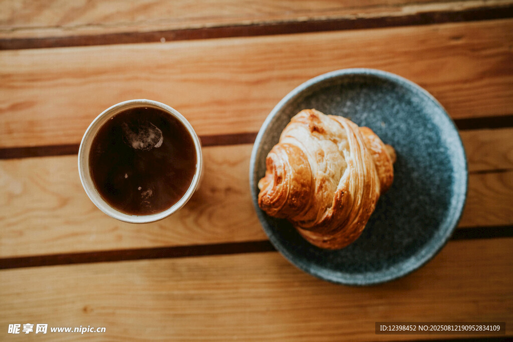木桌上的糕點(diǎn)與飲品