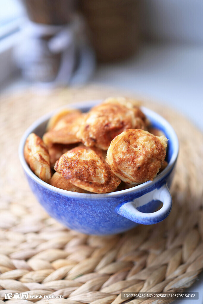 藍(lán)色碗中美味的油炸食物