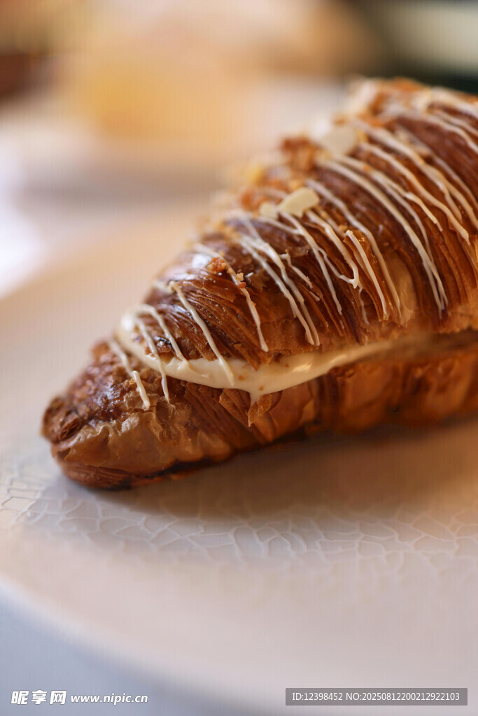 美味巧克力醬淋面牛角包