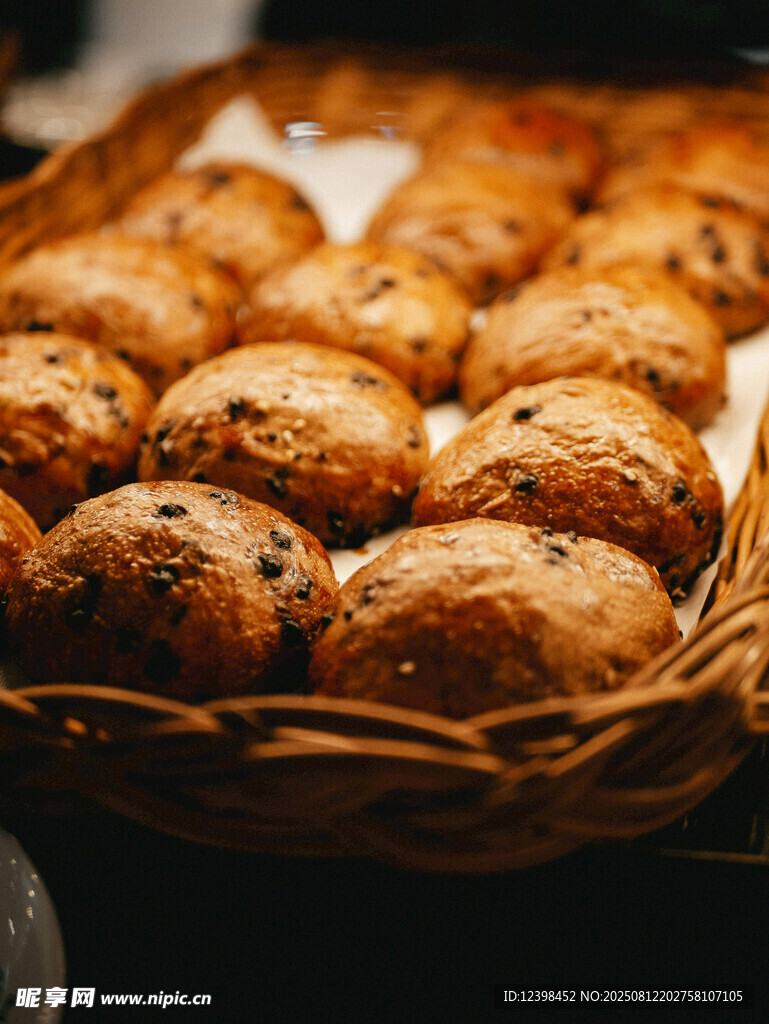 籃子里的美味葡萄干面包
