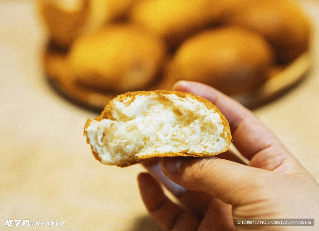 咬一口的松軟面包