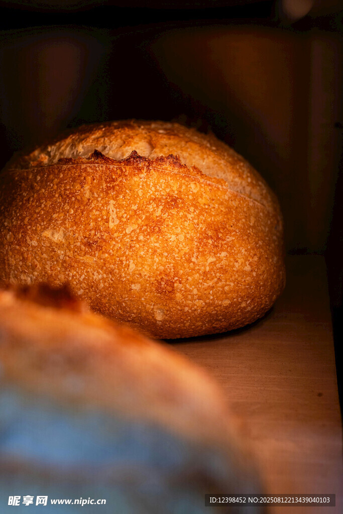 烤箱中美味的烘焙面包