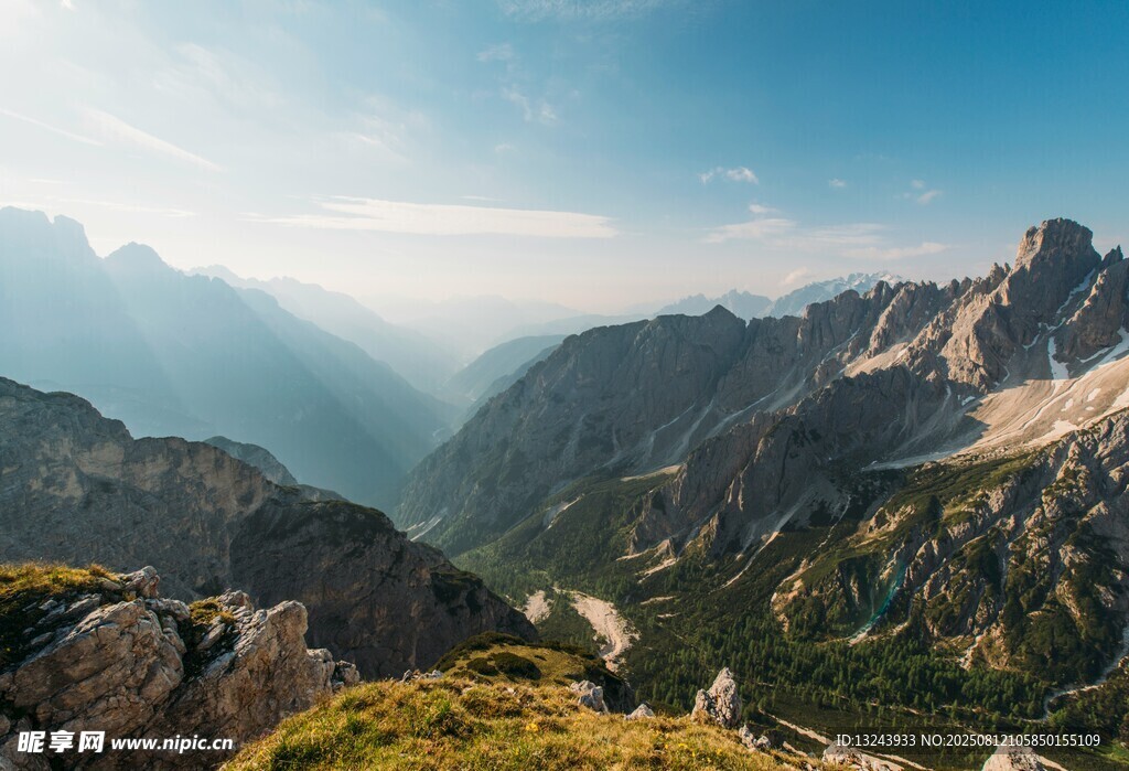 壯麗山景陽光灑落山谷