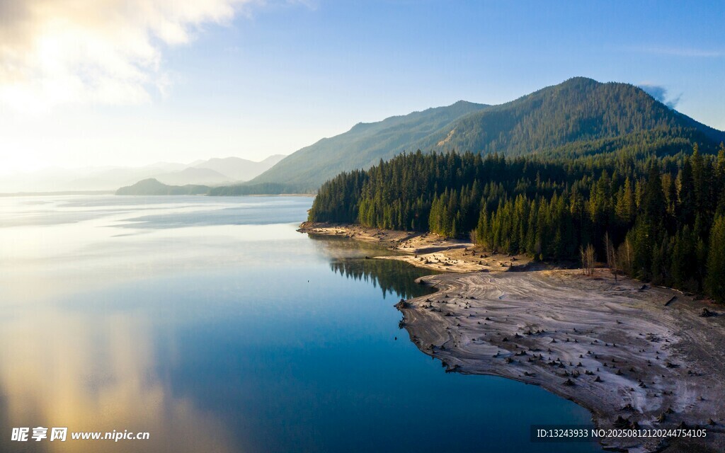 湖畔青山美景