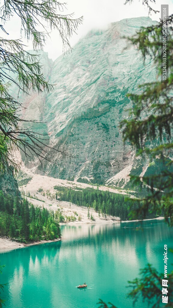 山間碧湖美景