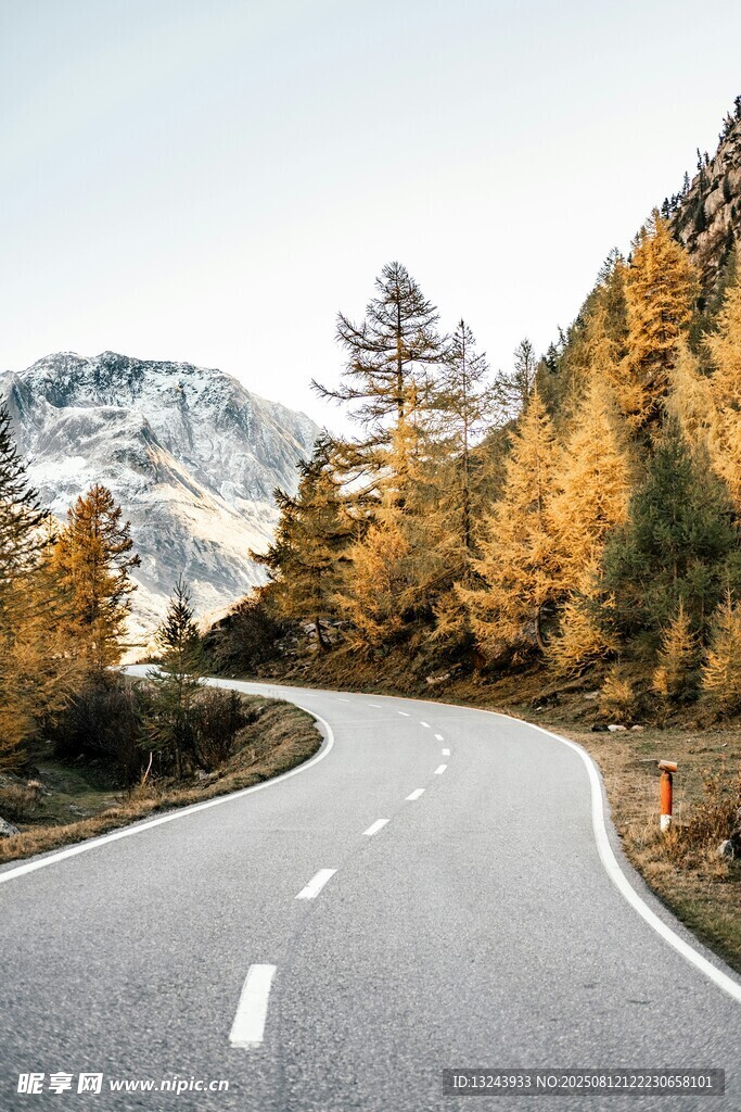 秋日山間蜿蜒公路美景