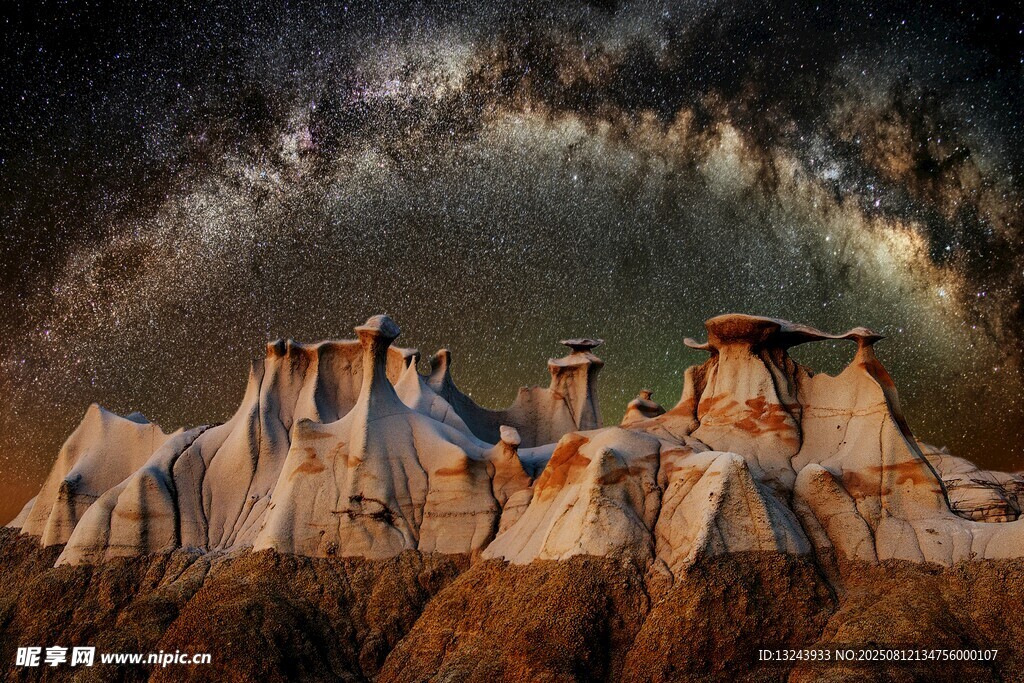 星空下的奇幻地貌景觀