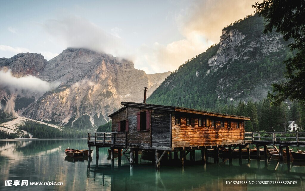 湖畔木屋美景