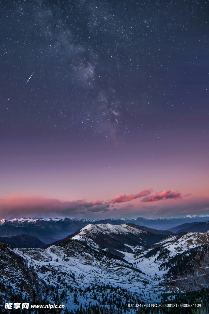 雪山星空下的壯麗黃昏