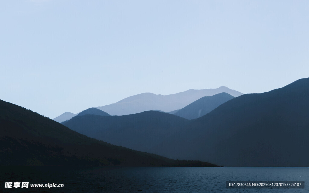 寧靜山水間的湖光山色