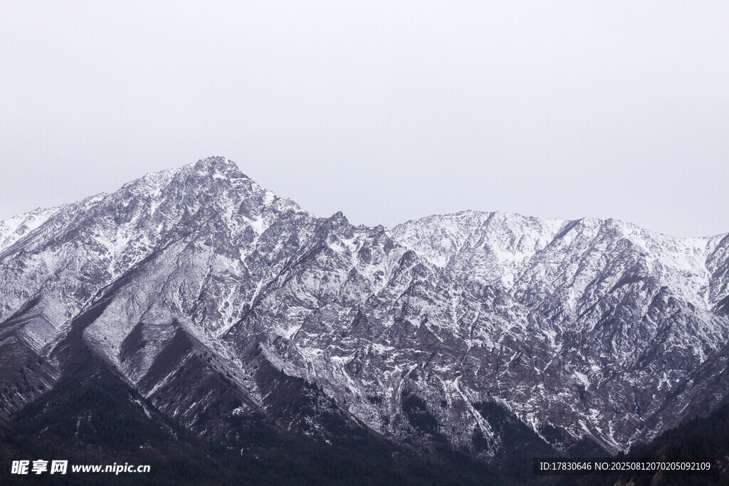巍峨雪山壯麗景觀