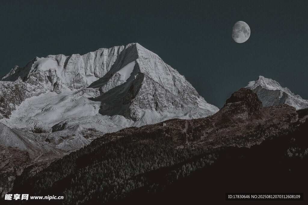 月夜下的巍峨雪山