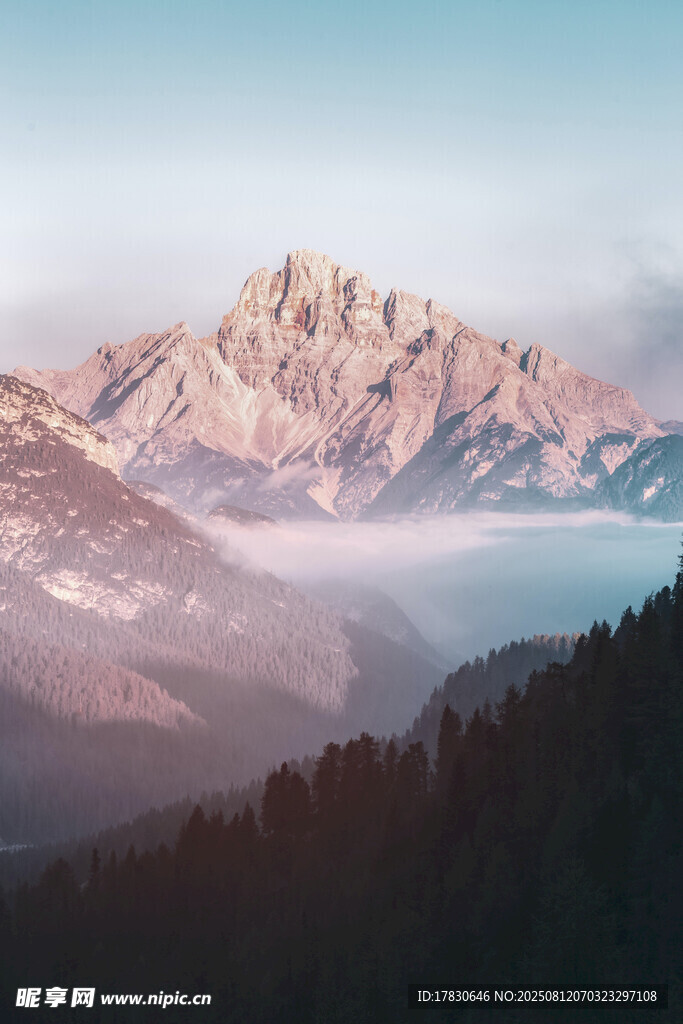 壯麗山巒云霧繚繞美景