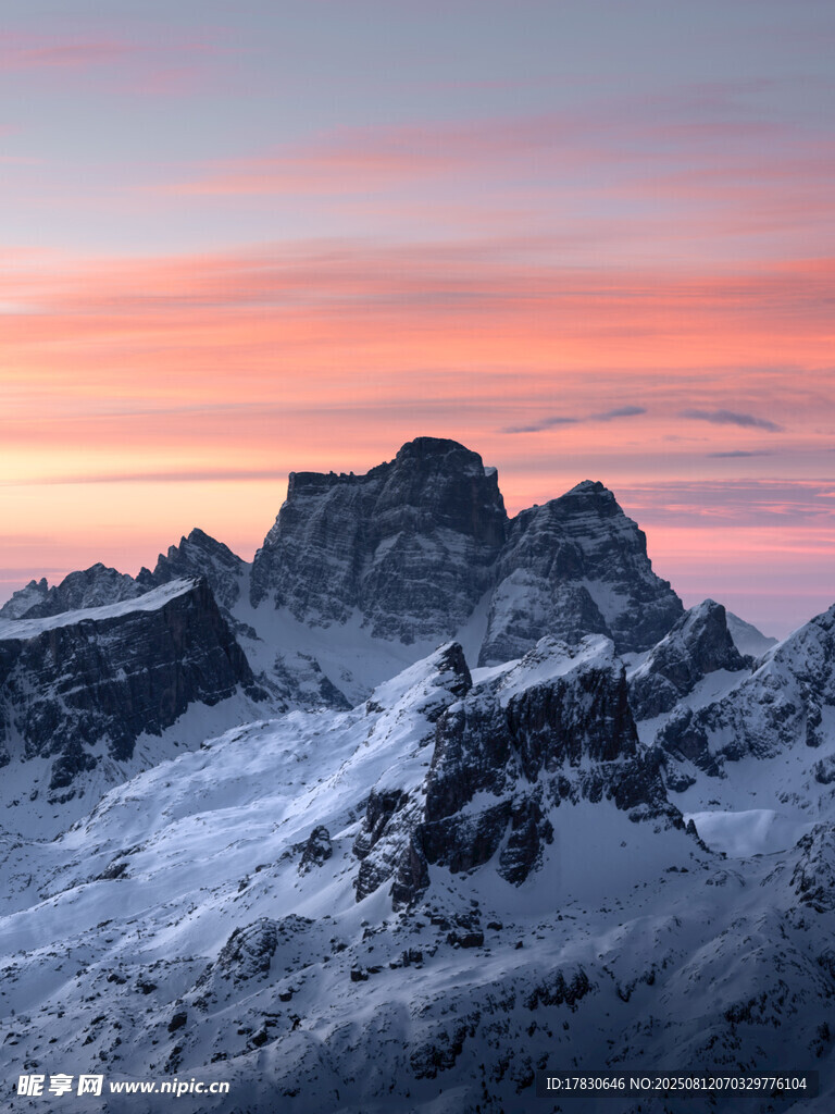 雪山壯麗日出美景