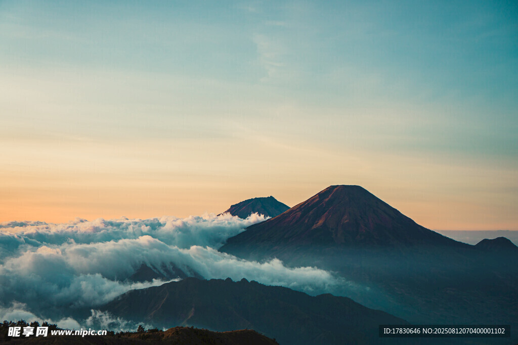 云海中的壯麗山峰景觀