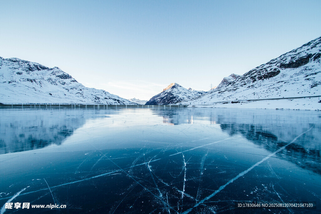 冰雪覆蓋的寧靜湖面景觀