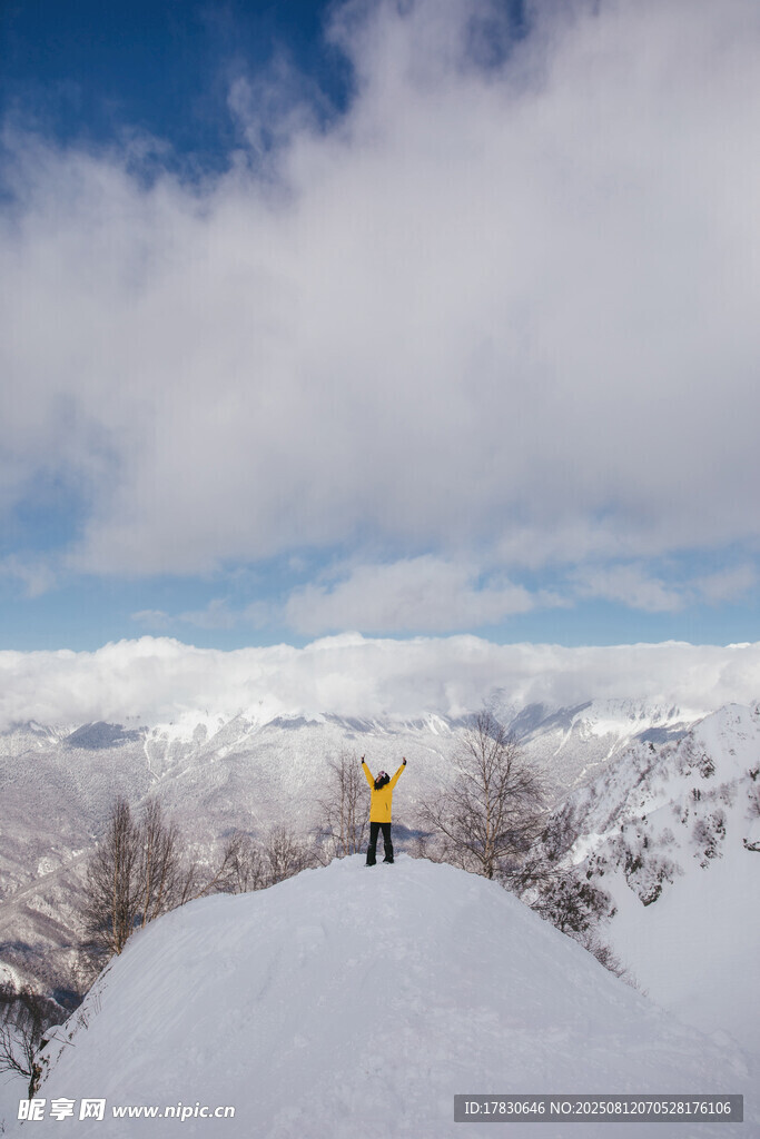 雪山之巔的孤獨攀登者
