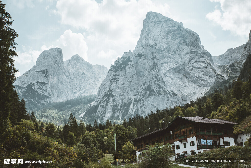 山間小屋旁的壯麗山脈景色