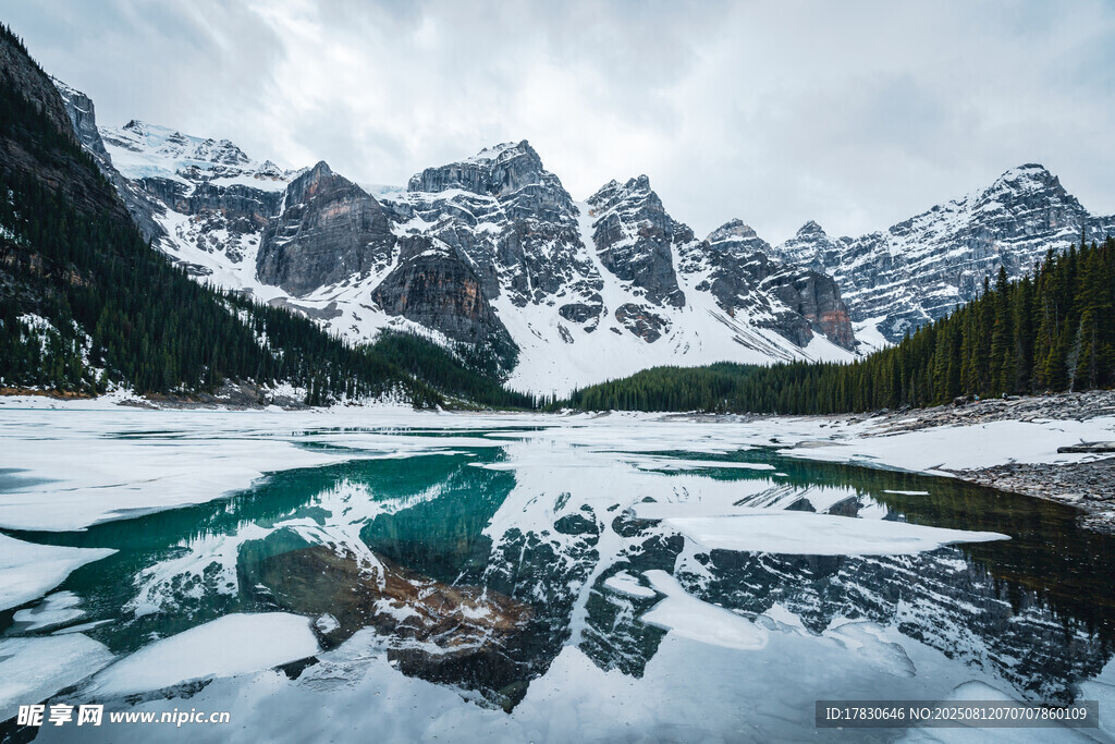 雪山湖泊美景