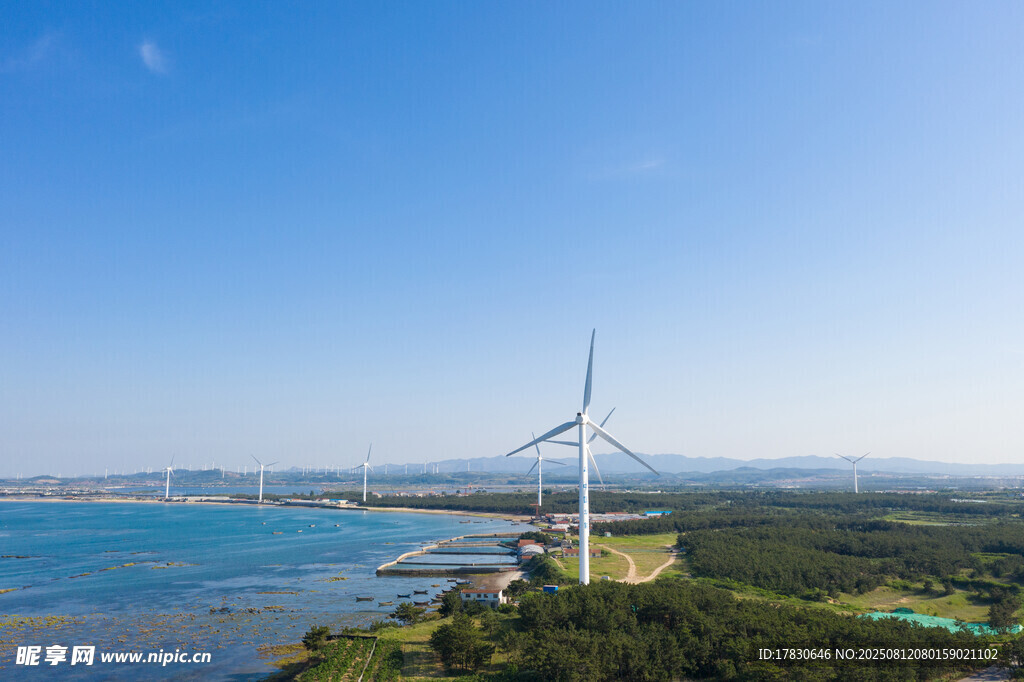威海海濱風光旋轉的風力發(fā)電機