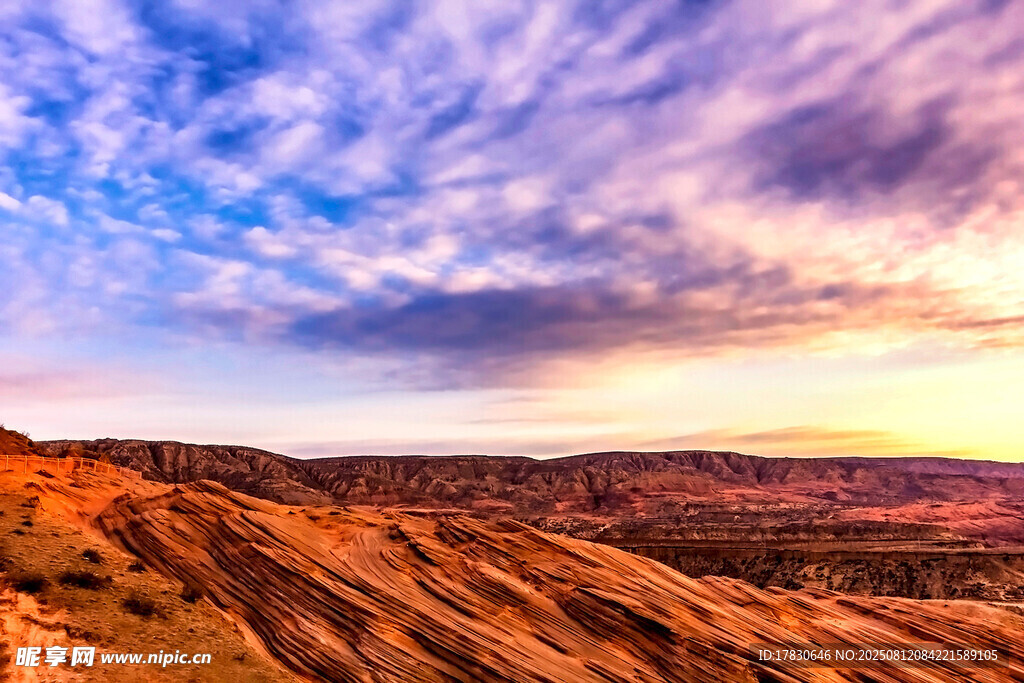壯麗沙漠晚霞景觀
